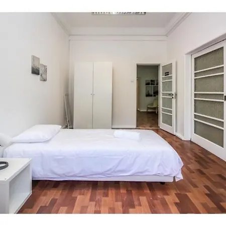 Houze Spacious 9 Bedroom Flat In Central Lisbon